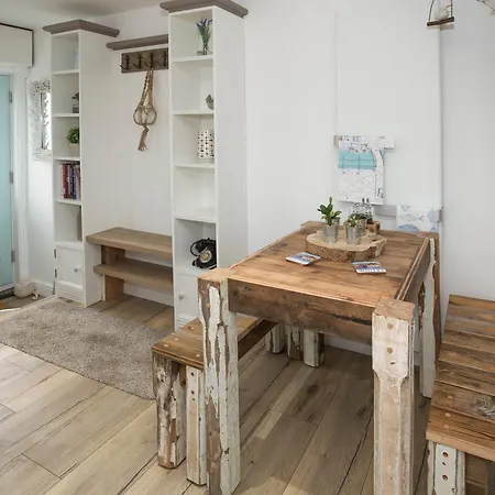 Rose And Crown Yard * Whitby