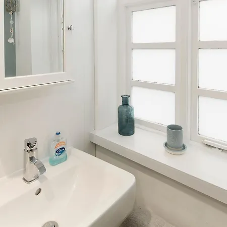 Rose And Crown Yard Whitby