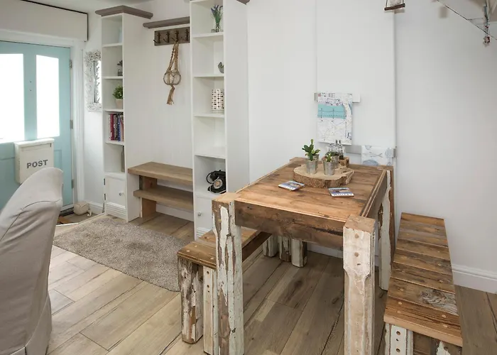 Rose And Crown Yard * Whitby